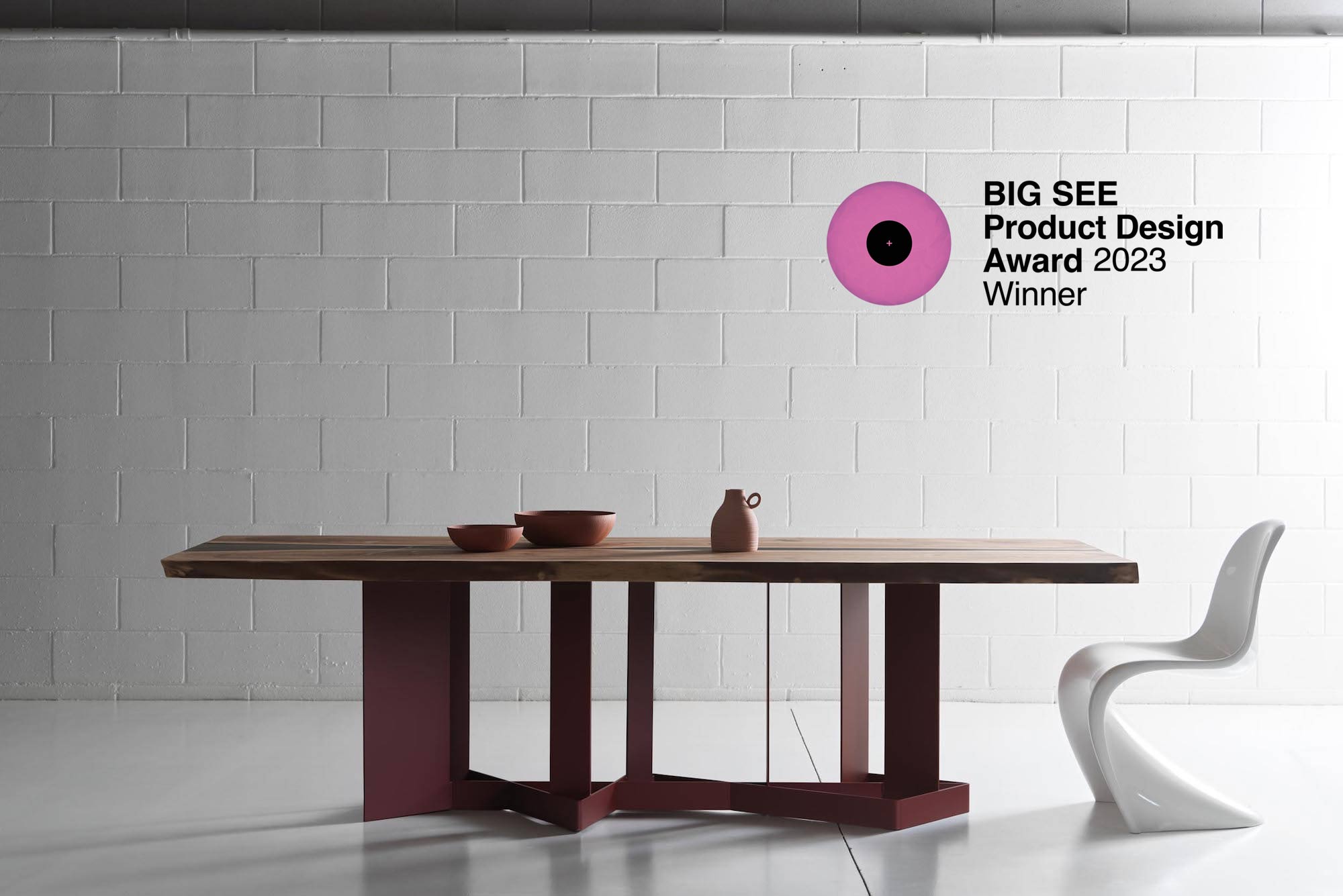 Tavolo noce con base design premiato BIG SEE